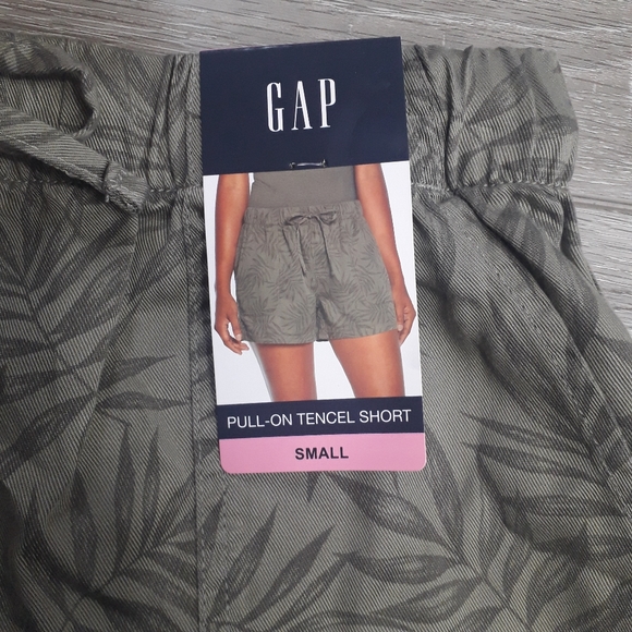 Gap | Pull on military green shorts - Picture 2 of 11